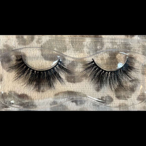 Real Mink Strip Lashes 22mm - Sassy - Picture 2 of 2